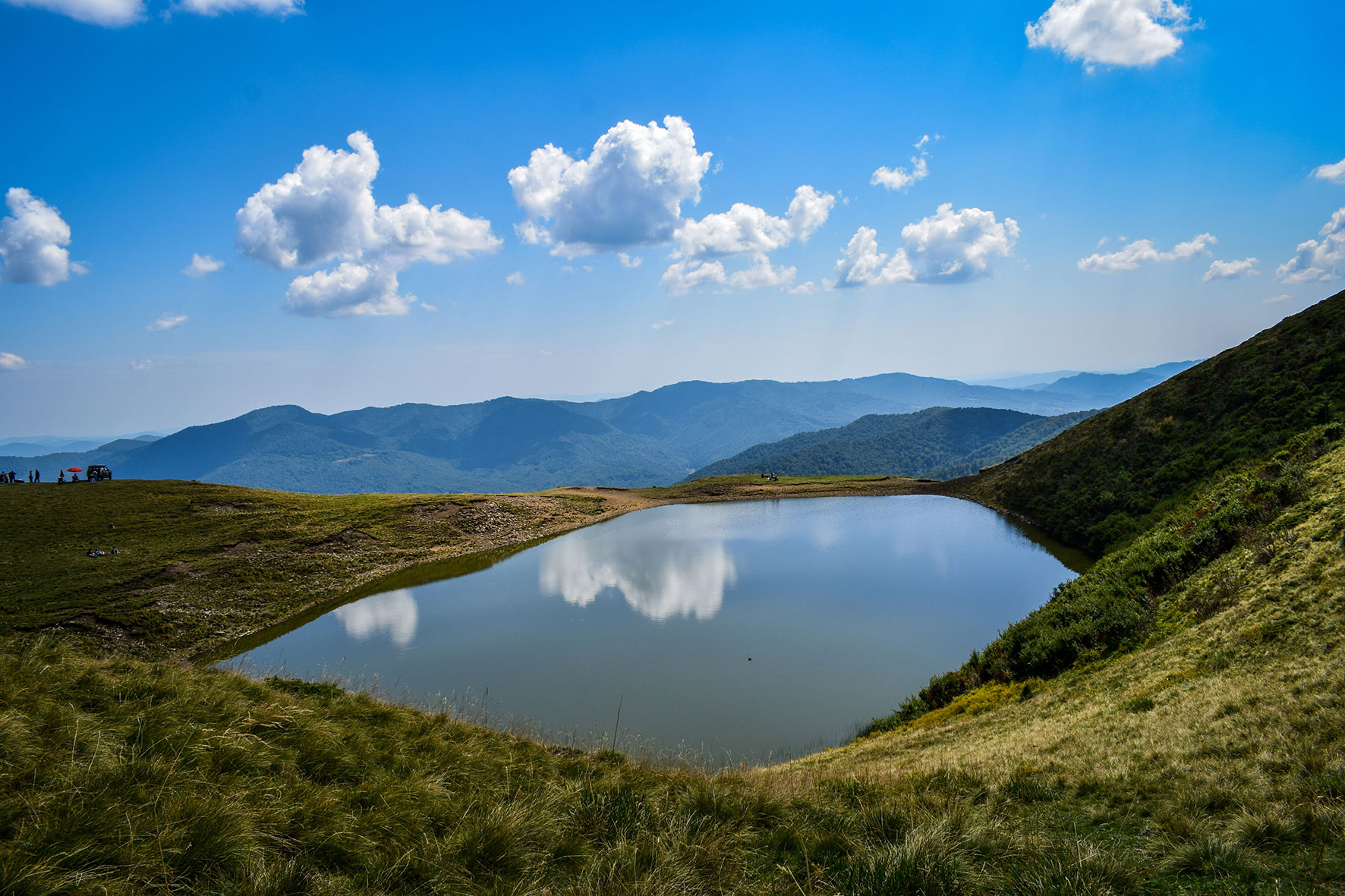 Lacul Vulturul Muntii Siriu