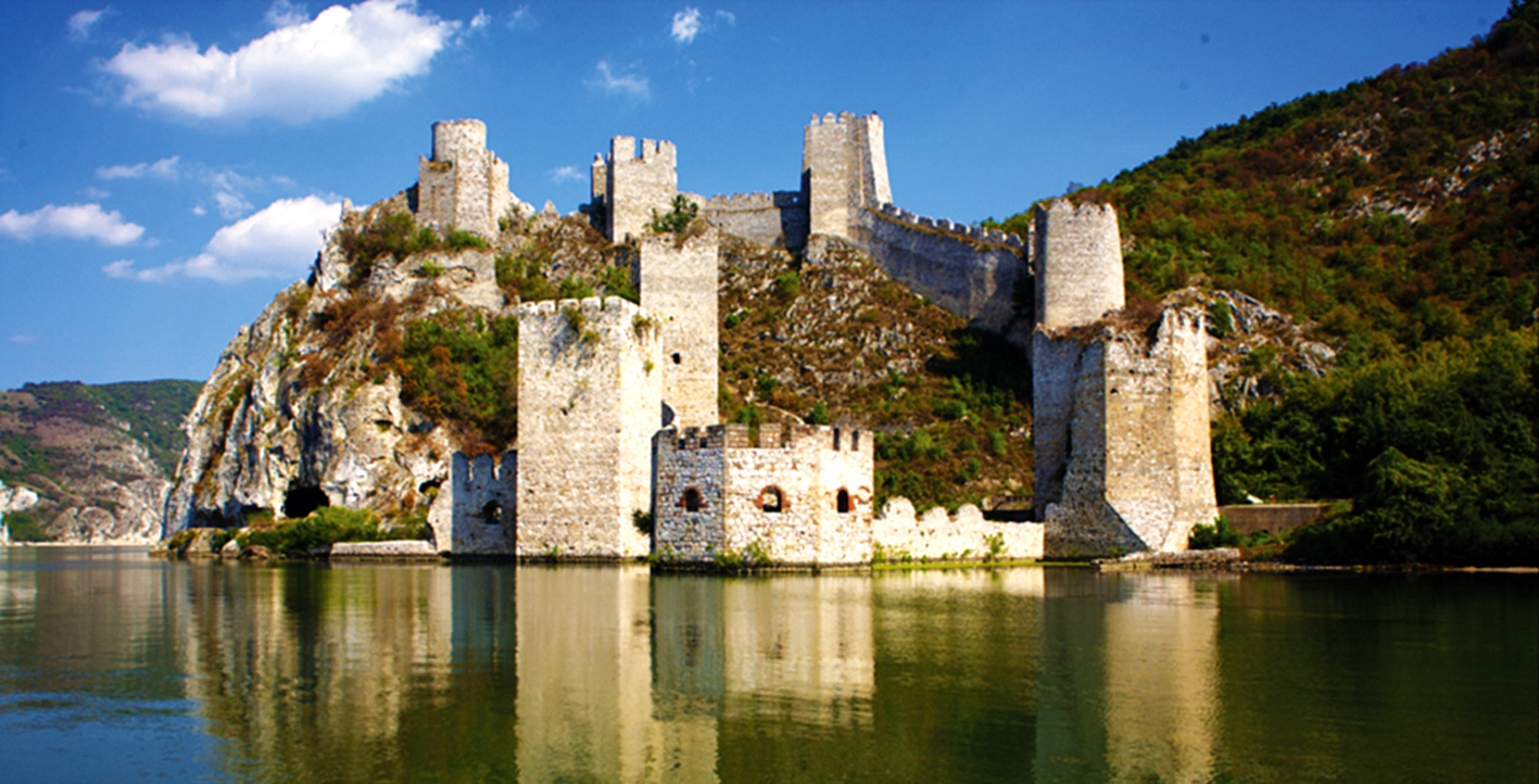 Cetatea Ladislau, de veghe cândva la malurile Dunării, azi - o ruină