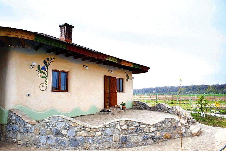 Casa ecologică - pământ, piatră și lemn