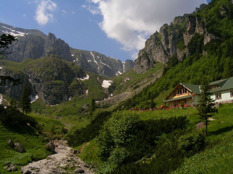 Parcul Natural Bucegi, punct de atracţie pentru turişti şi oameni de ştiinţă