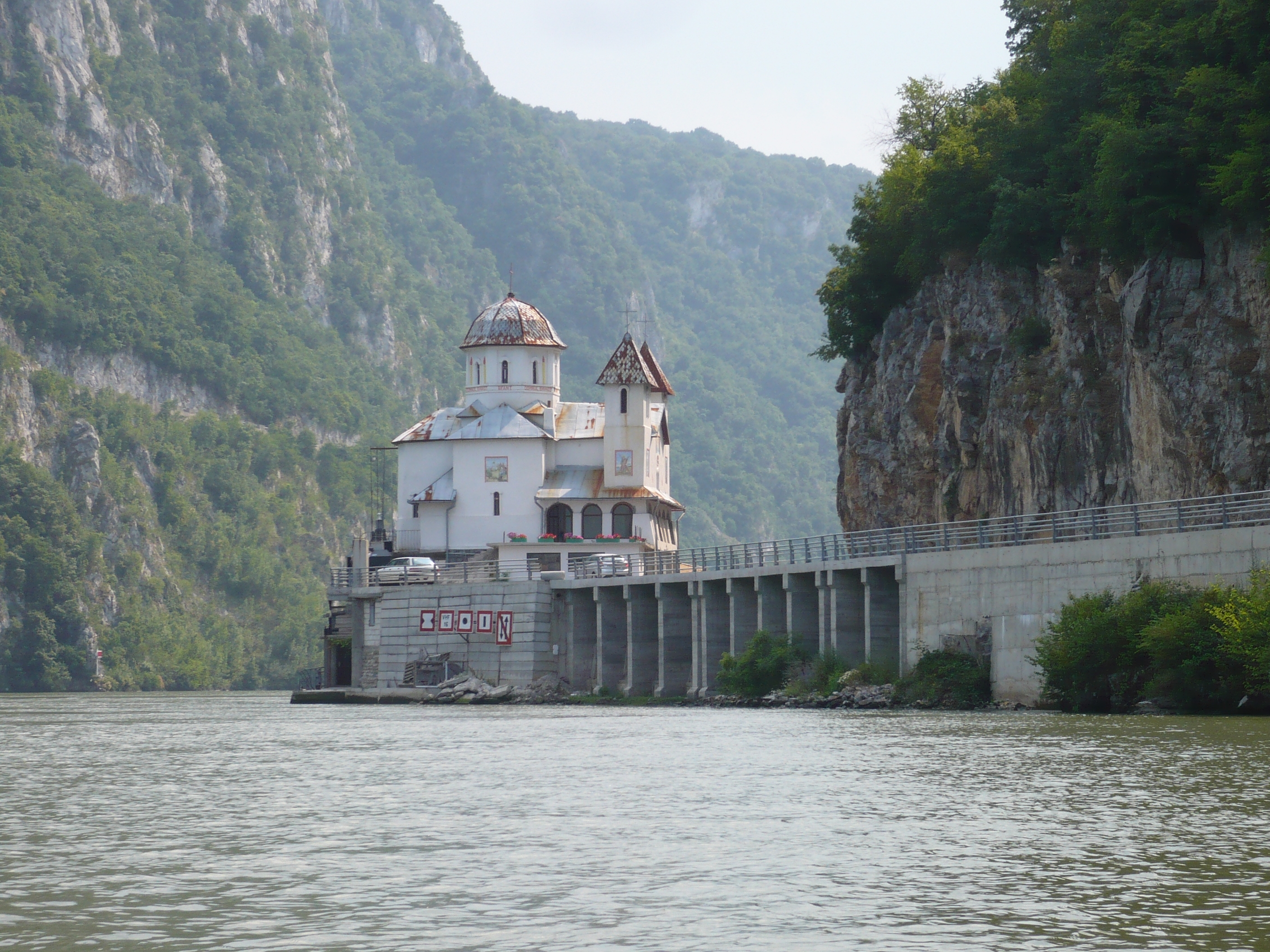 Mraconia, lăcaşul care veghează Dunărea