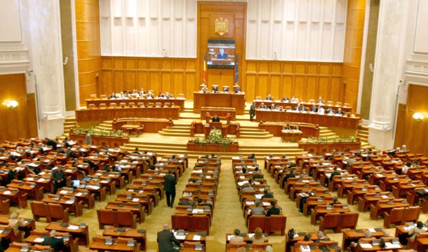 Ineficienţa politicienilor ne-a transformat într-un stat nefuncţional