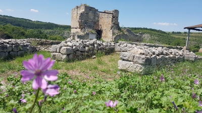 Orașul medieval fortificat și cetatea Cherven