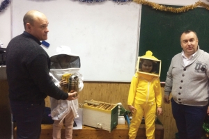 Școala „Otilia Cazimir“ din Iași - viața dintr-un stup, prezentată elevilor