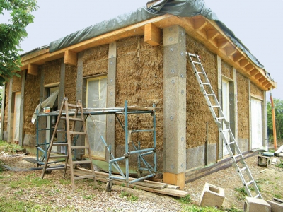 Sfaturi pentru construcția unei case din baloți de paie