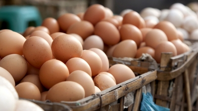Preţurile la ouă, unt, fructe proaspete şi combustibili au crescut cel mai mult în decembrie 2017