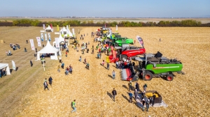Demo Show Moldova 2018: Participare numeroasă a fermierilor interesați de demonstrația de recoltat porumb, cu 7 combine de ultimă generație