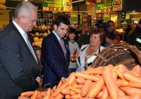 Jumătate din cantitatea de legume şi fructe comercializată în hypermarketuri este românească