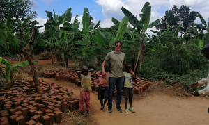 Studentul la Agricultură care ajută copiii din Africa